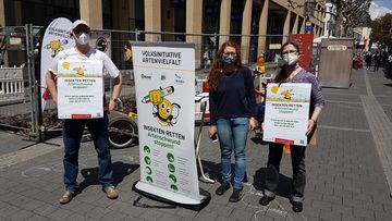 Uwe, Lena und Karin sammeln Unterschriften für die Initiative Artenvielfalt